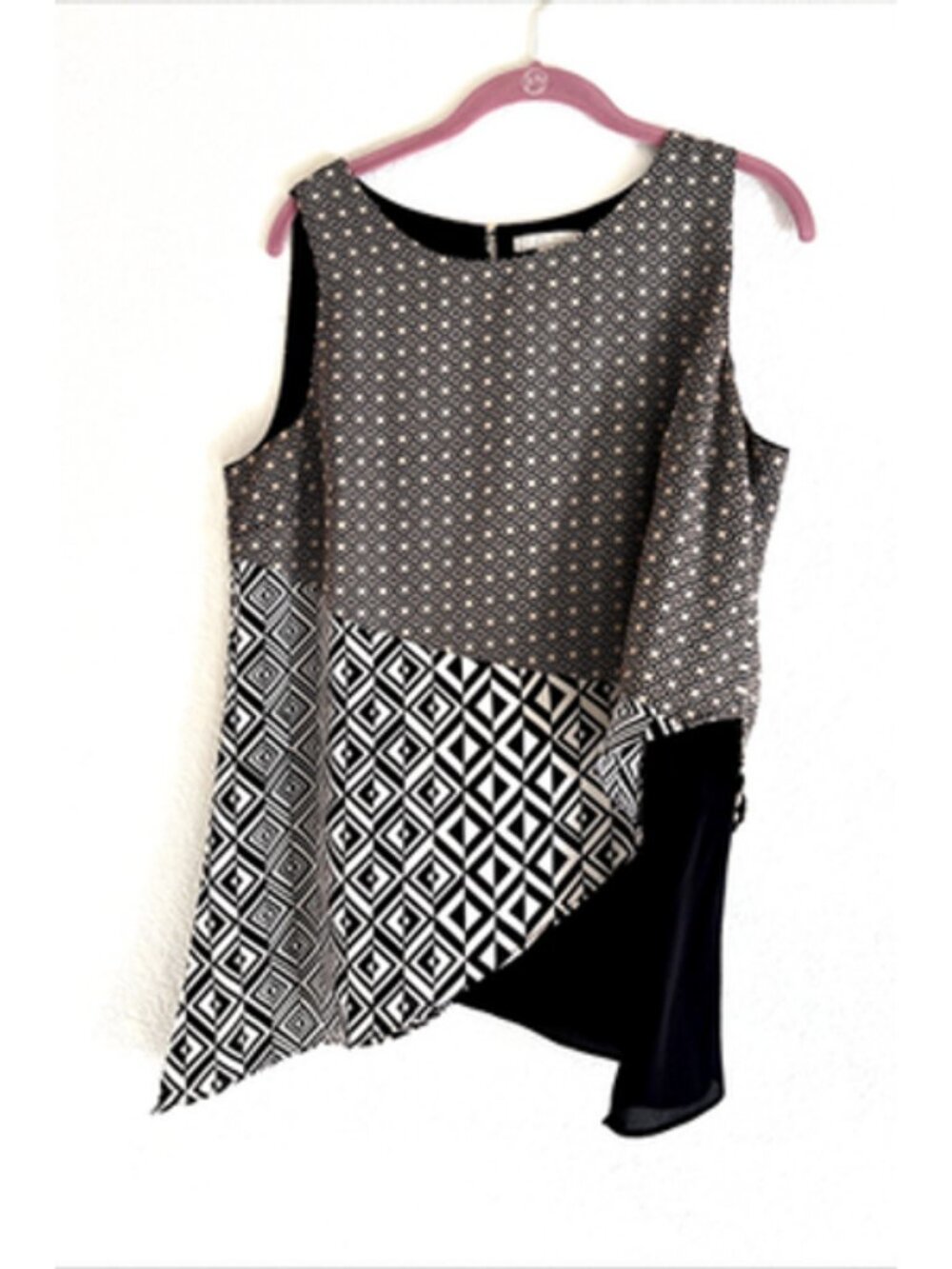 Black White Sleeveless Geometric Asymmetrical Hem Blouse